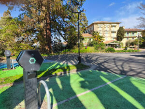 Borne recharge voiture électrique Domaine de Fompeyre Bazas